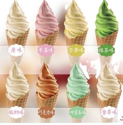 Mangio di gelato e gelato in polvere, vaniglia matcha, cioccolato, fragole per la conservazione a secco