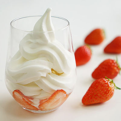 Mangio di gelato e gelato in polvere, vaniglia matcha, cioccolato, fragole per la conservazione a secco